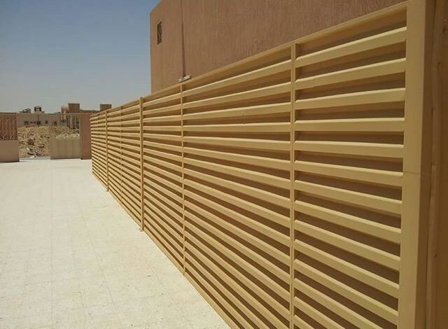 سواتر متحركة تتيح لك التحكم بسهولة في المساحة وحمايتها حسب الحاجة.